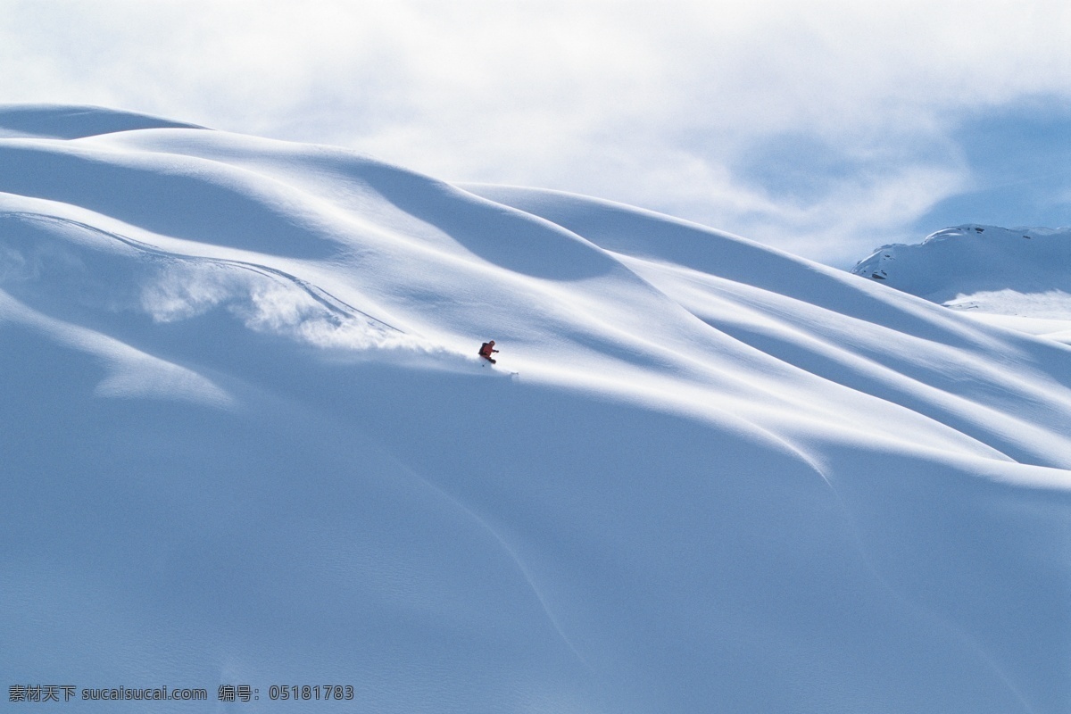 雪山 上 滑雪 运动员 高清 冬天 雪地运动 划雪运动 极限运动 体育项目 下滑 速度 运动图片 生活百科 美丽 雪景 风景 摄影图片 高清图片 体育运动 白色