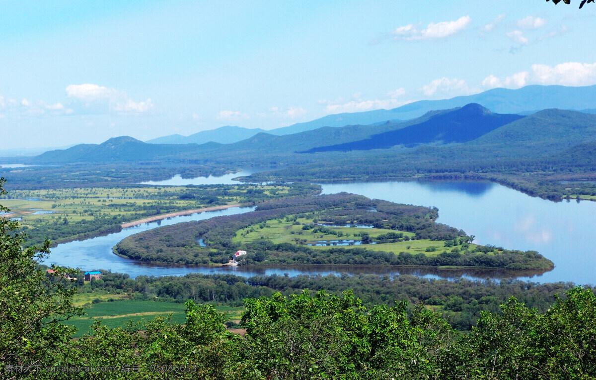 白云 春色 岛屿 房屋 风景名胜 红旗 建筑 珍宝岛 小岛 乌苏里江 江水 蓝色 远景 树林 湿地 边界 小楼 岗哨 哨所 蓝天 游艇 江堤 码头 游人 旅游胜地 山水 山水风景 山水剪影 自然景观 psd源文件