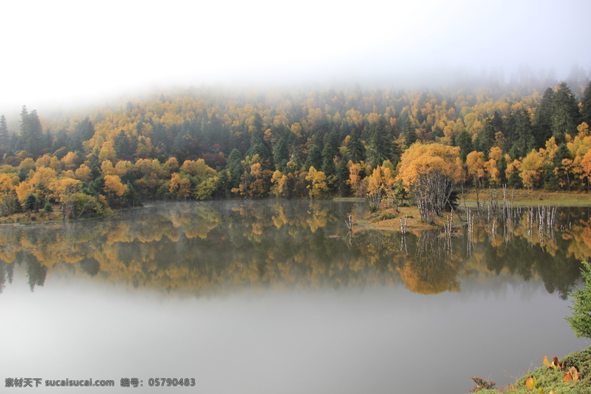 白云 湖水 蓝天 如诗如画 摄影作品 云南风光 自然风光 漂亮风景画 普 达 措 国家 岸 森林公园 自然风景 自然景观 装饰素材 山水风景画