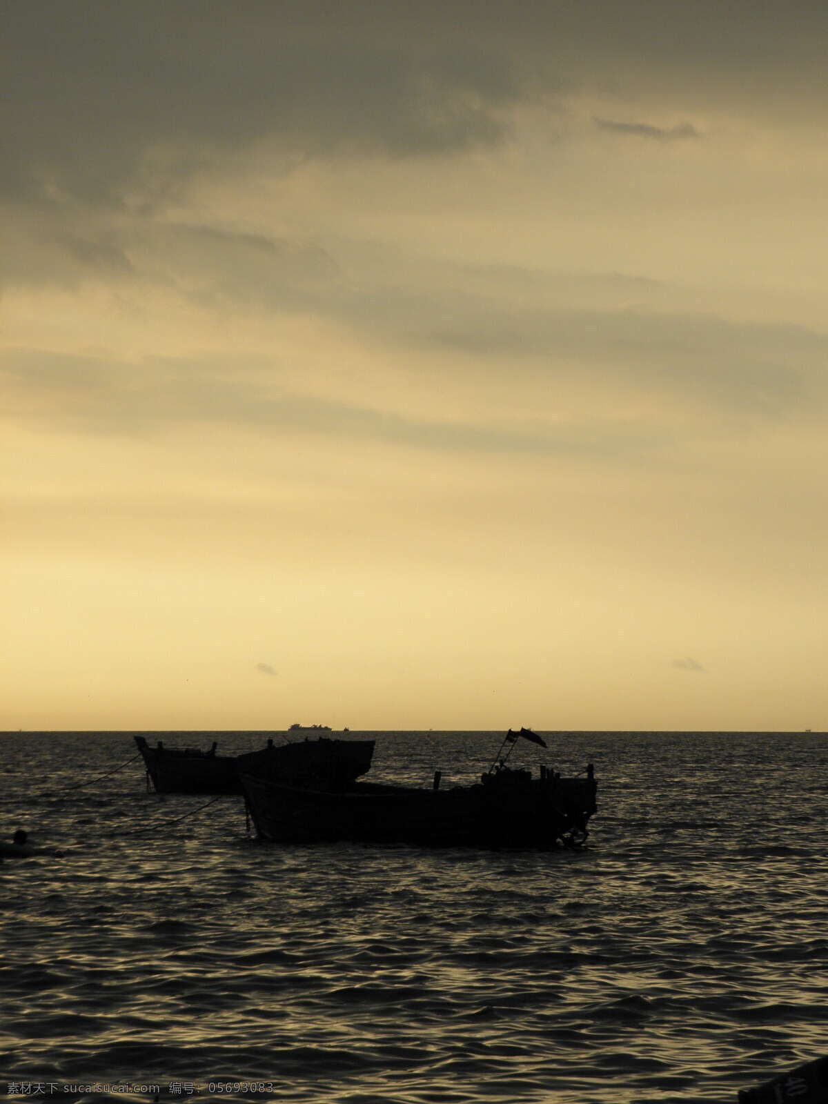 海边 船 海景 海面 渔船 自然风景 自然景观 边的船 阴云密布 风景 生活 旅游餐饮