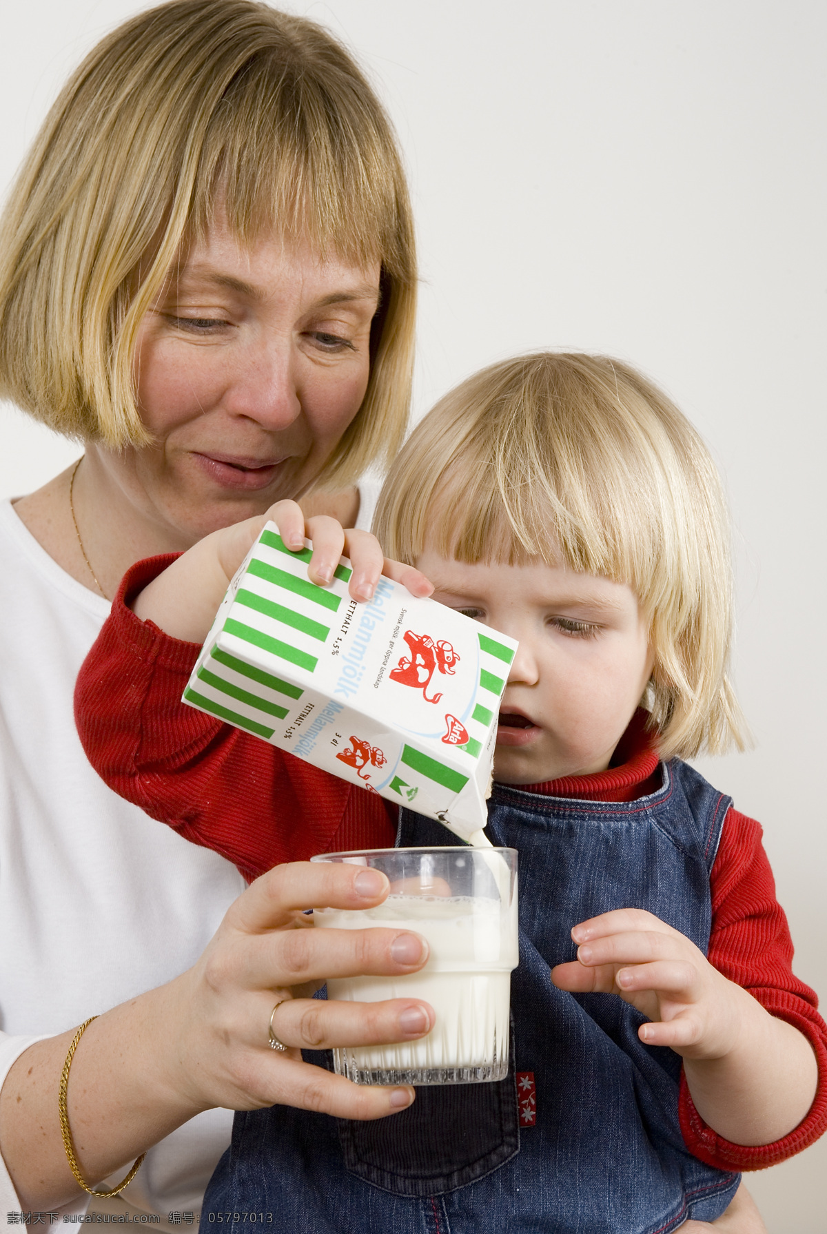 帮助 杯子 母亲 牛奶 人物摄影 人物图库 小朋友 自己 倒 奶 给自己倒奶 矢量图 日常生活