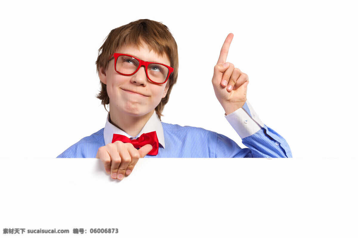 手指 上方 男孩 眼镜 广告牌 牌子 白板 生活人物 人物图片