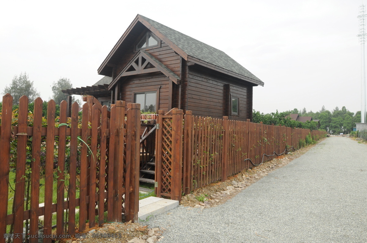 木屋 别墅 木栏杆 木栅栏 草坪 花园 生态园林 石子路 建筑 建筑园林 园林建筑