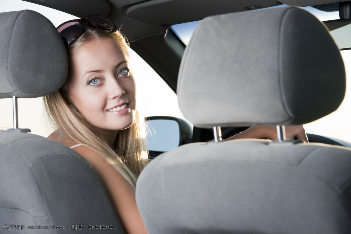 驾驶 小汽车 外国 女人 女人与汽车 外国女人 美女 回头看 开心 微笑 笑容 黄发 小车 轿车 车内 坐着 开车 戴墨镜 年轻女性 高清图片 生活人物 人物图片