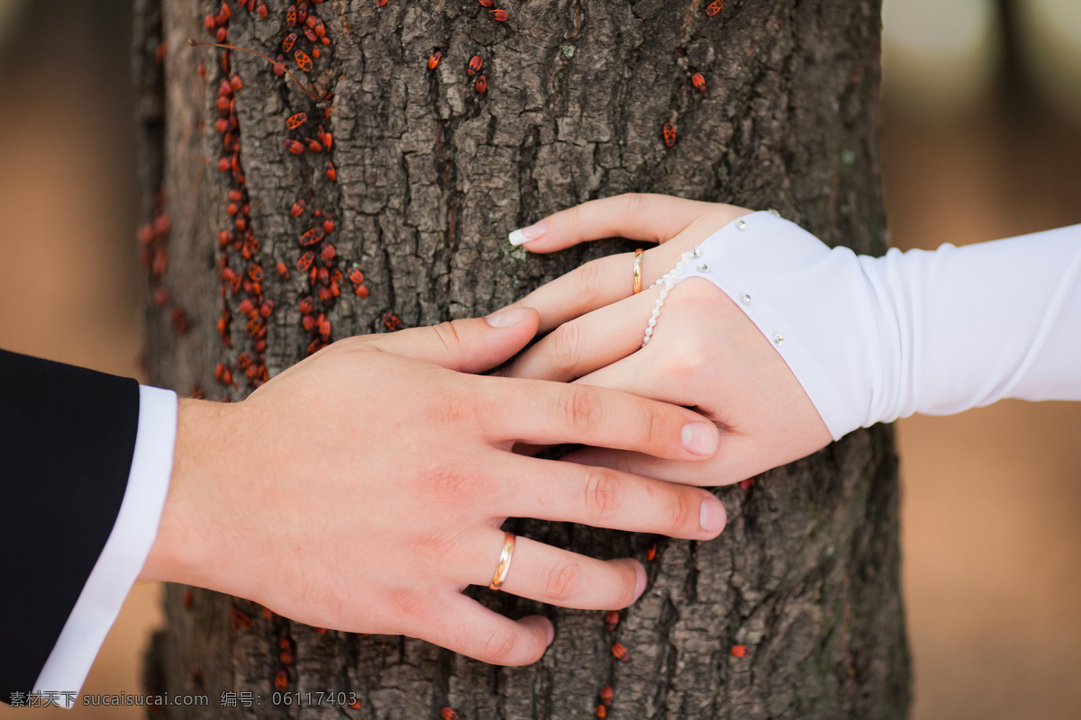 戴戒指的手 手 手指 手势 戒指 钻戒 戒指素材 戒指摄影 婚庆 婚庆礼品 婚庆戒指 情侣戒指 珠宝服饰 生活百科 黑色