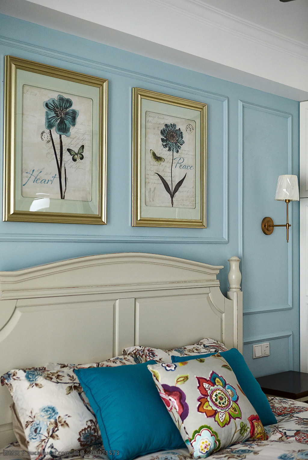 卧室 印花 被子 家装 效果图 室内 抱枕 床 花朵画 装饰 淡蓝墙面 英文 台灯