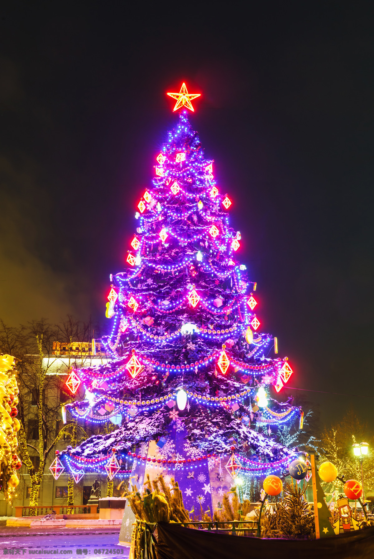 圣诞树 夜景 圣诞节 城市 风景 灯饰 新年快乐 圣诞节氛围 美丽风景 城市夜景 美丽景色 城市风光 环境家居