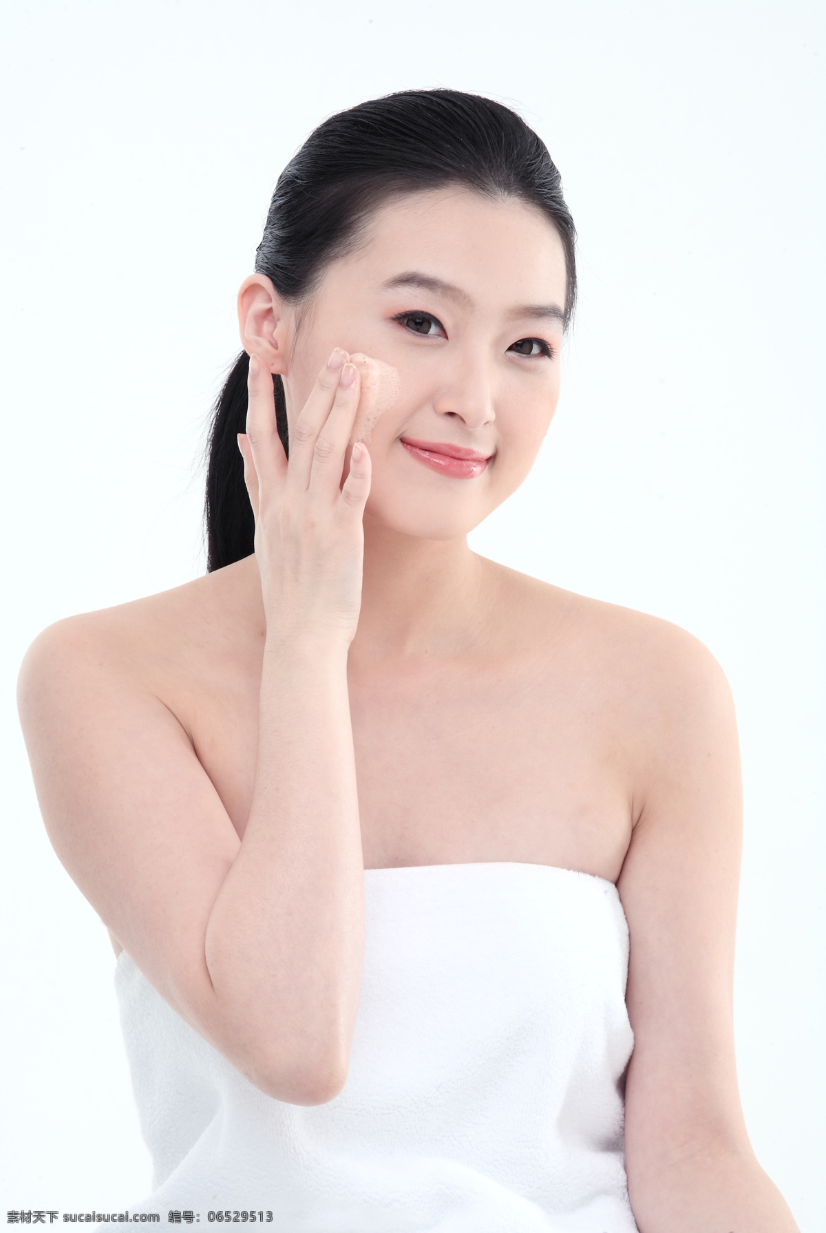 涂 护肤霜 美容 美女图片 浴巾 可爱 微笑 肤质 洗浴 轻松 养颜 护肤 美体 开心 美容人物 化妆品 人物 spa 人物摄影 女性 美女 高清摄影 模特 女性女人 人物图库 高清图片 美容健身 生活百科