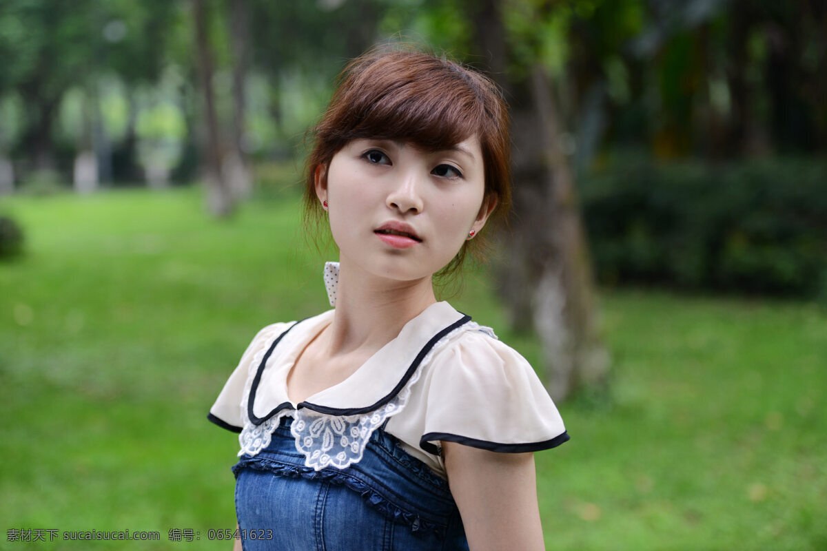 川大女生 大学生 气质美女 可爱美女 帽子 连衣裙 外拍美女 草坪 绿树 高清美女 女性女人 人物图库