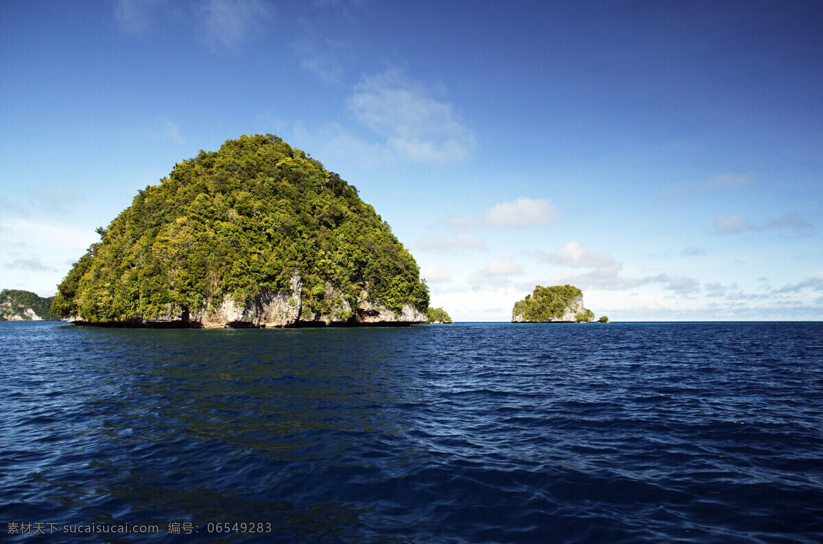 南国的孤岛 海水 海中的孤岛 岛上 绿色 树木 蓝天和白云 自然风光 自然风景 自然景观