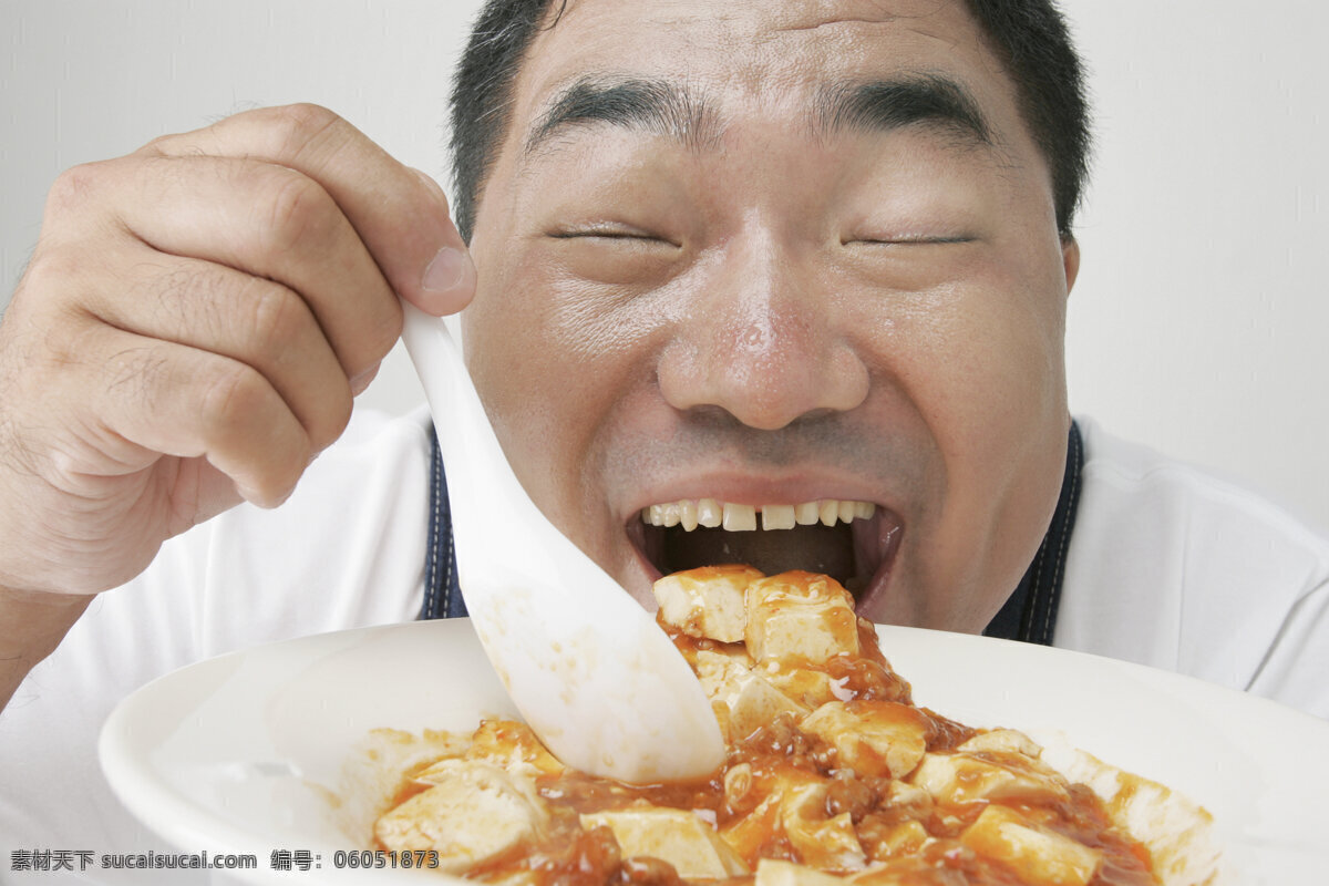 大口 吃 麻 婆 豆腐 男人 美味 好吃 食物 可口 诱人 闭眼 夸张表情 男性 麻婆豆腐 男人图片 人物图片