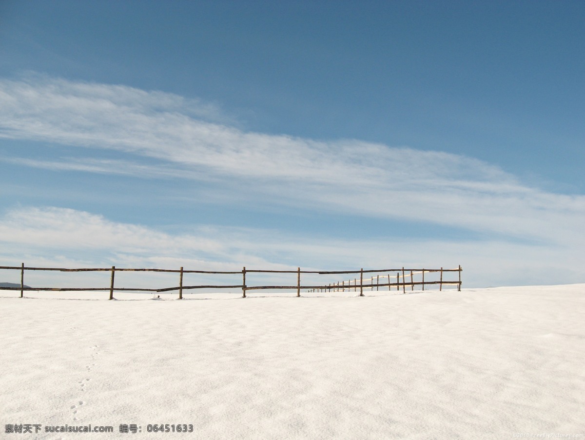 场地 海边 海滩 户外 栏杆 篱笆 沙滩 沙子 围栏 围墙 隔离 阳光 沙地 天空 自然风景 自然景观 psd源文件