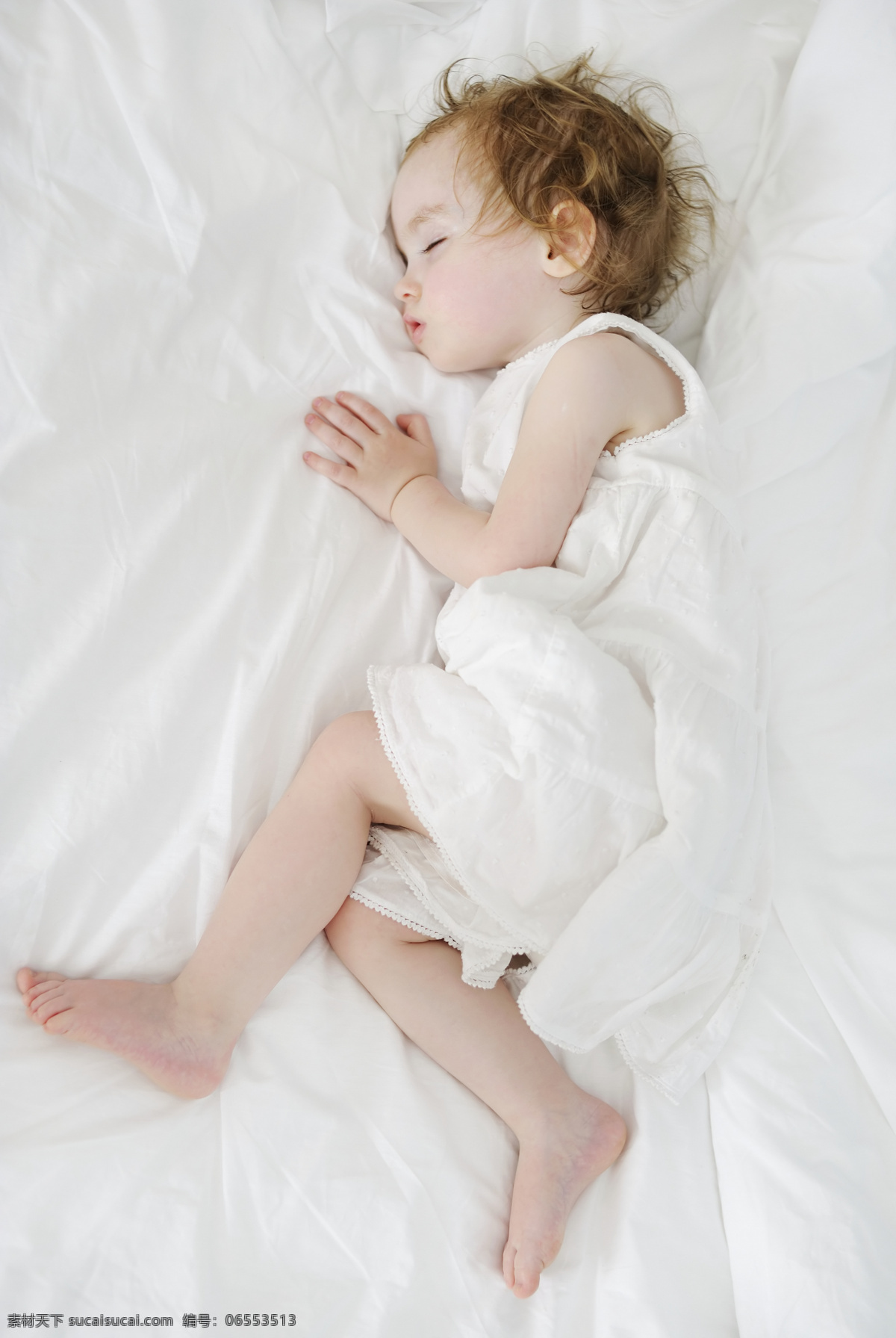 睡觉 可爱 儿童 女孩 外国女孩 裙子 金发 天真 躺着 躺在床上 床 抱着玩具 玩具 摄影图 儿童图片 人物图片