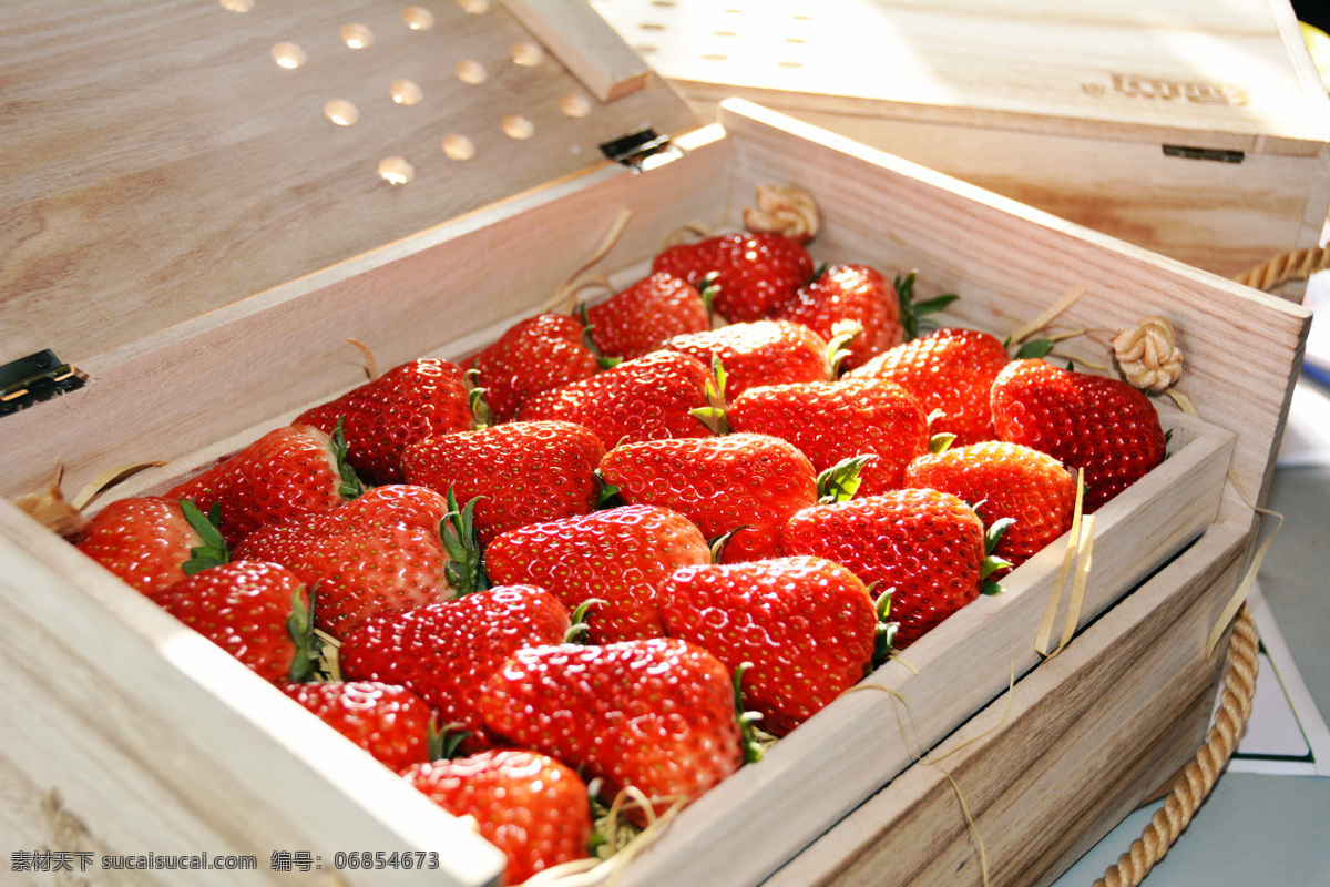 草莓精装礼盒 士多啤梨 草莓 草莓花 红草莓 摘草莓 甜草莓 一串草莓 大片草莓 草莓叶子 摄影图片 餐饮美食 食物原料