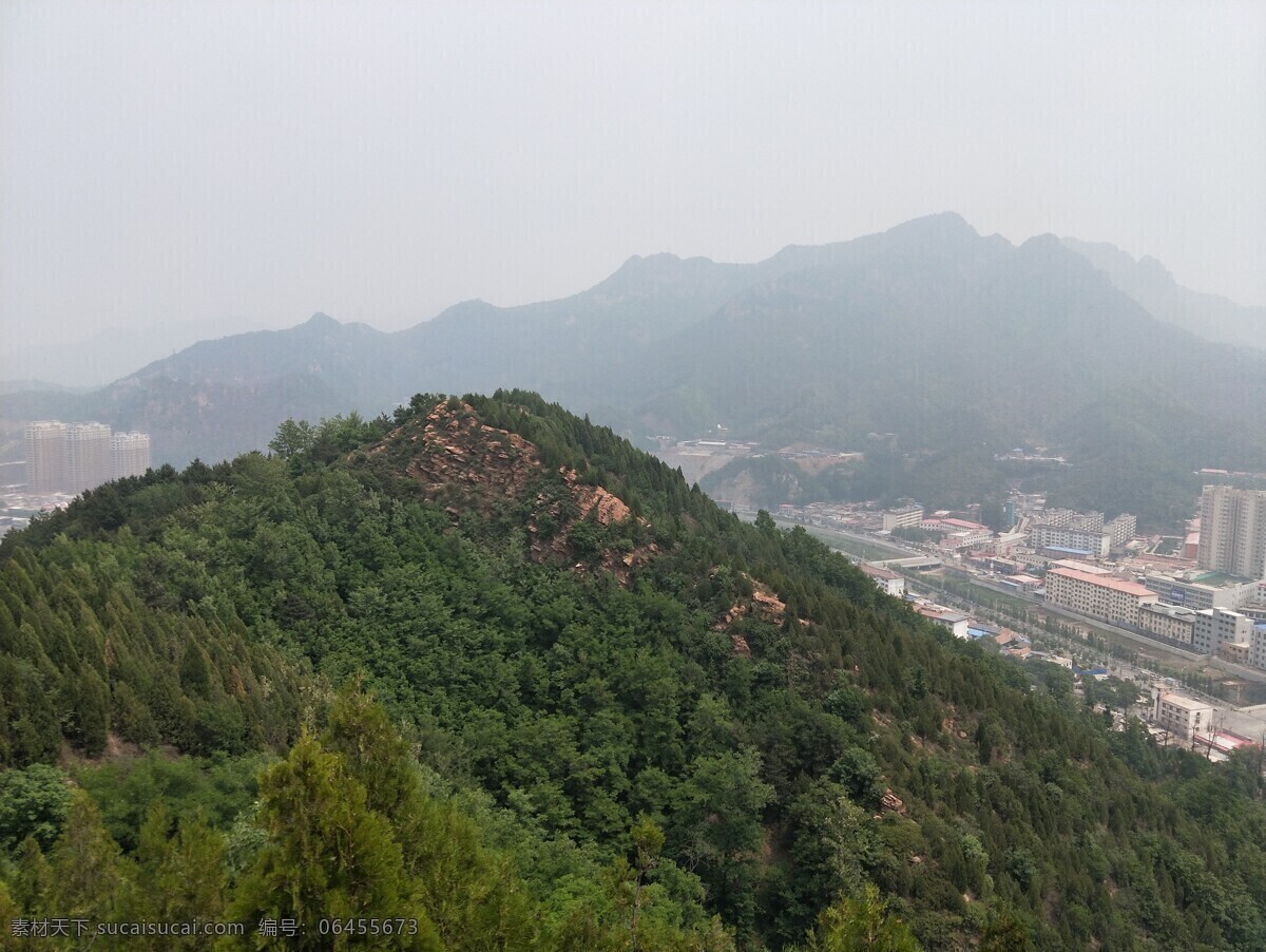 山城一角 大山环抱 山脚下的城市 远景 高处眺望 朦胧 城镇 远山 自然景观 自然风景