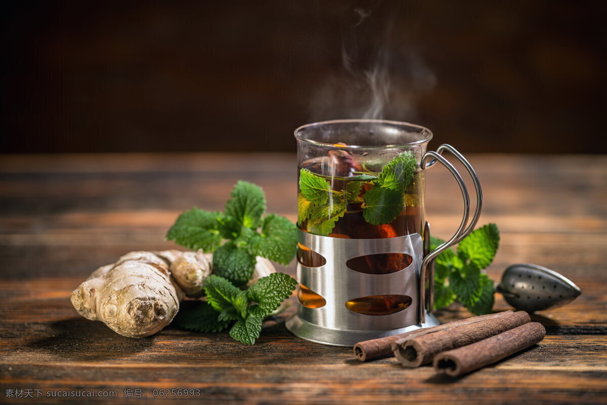 薄荷茶 茶叶 薄荷叶 薄荷 绿叶 叶子 姜 老姜 姜茶 桂皮 杯子 茶杯 木桌 桌面 木纹 茶水 饮品 餐饮美食图片 餐饮美食 饮料酒水