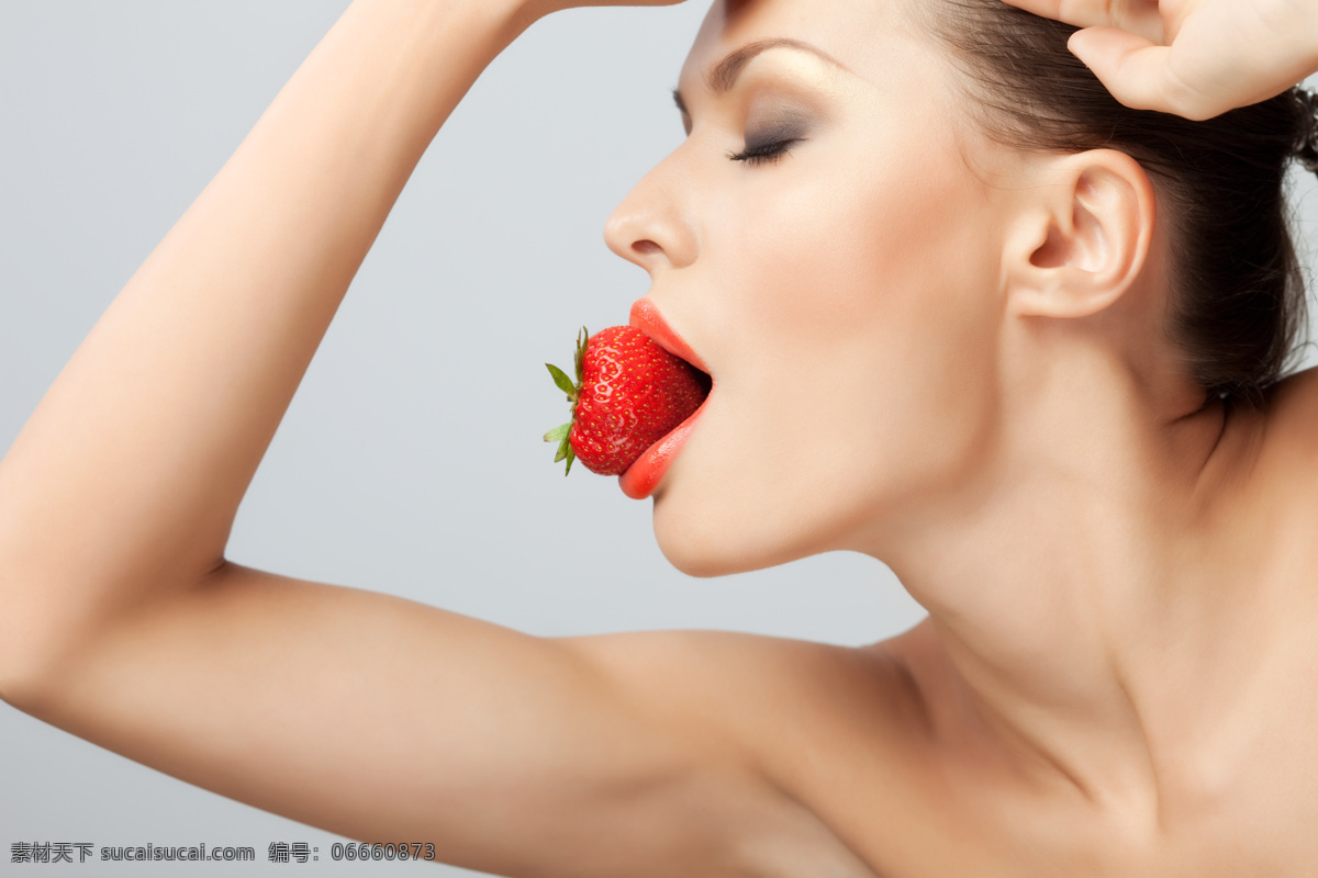 吃 草莓 白皙 美女图片 女性 性感美女 美女模特 时尚美女 美女写真 摄影图 水果 美容 肌肤美白 人物图片