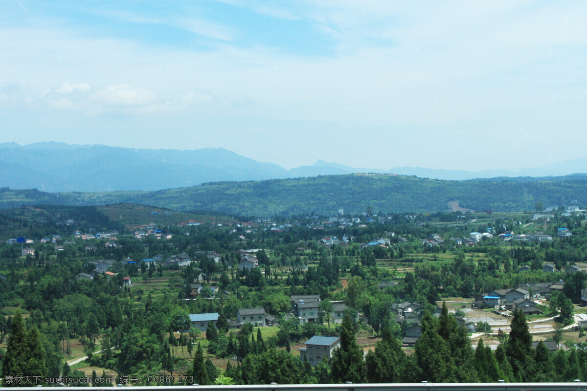 全景图 自然美景 森林城市 绿色 远景 风景 郊外 蓝天白云 草地 农村 高速旁 远处 沿途美景 路途 大山 森林 雄伟 旅游 大景 全景 俯视 全貌 自然景观 自然风景