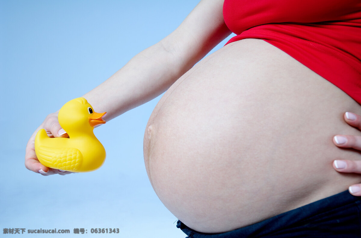 怀孕 妈妈 母亲 摄影图库 生活百科 生活素材 育儿 孕妇 临产 产妇 玩具鸭子 胎教 大肚子 psd源文件