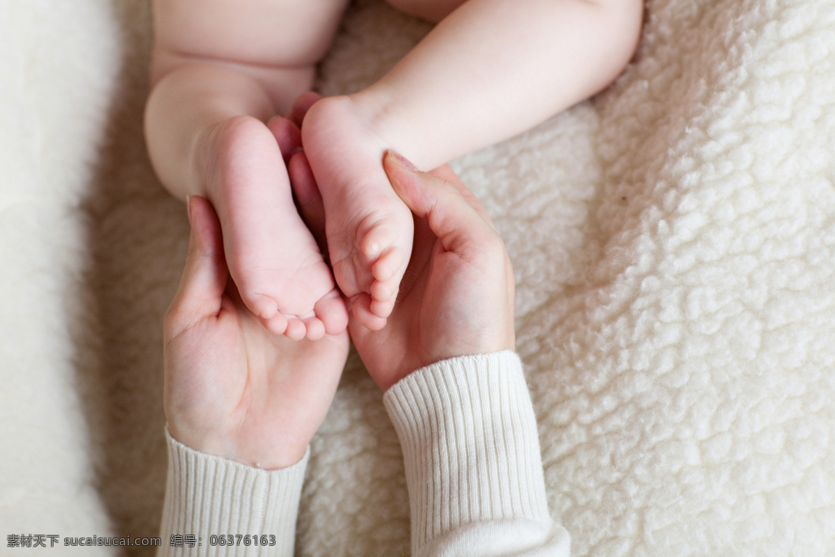 双手 呵护 宝宝 小脚 婴儿的脚 小脚丫 宝宝的脚 小孩子 小脚板 手捧着 手势 婴幼儿 新生儿 人体器官图 人物图片