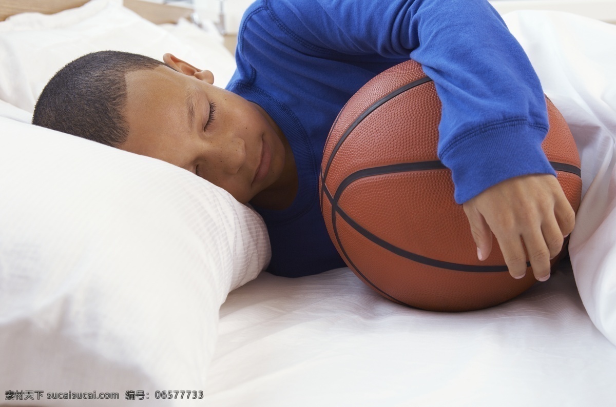 抱 篮球 睡觉 儿童 男孩 人物 人物摄影 人物素材 儿童摄影 小孩 儿童图片 人物图片