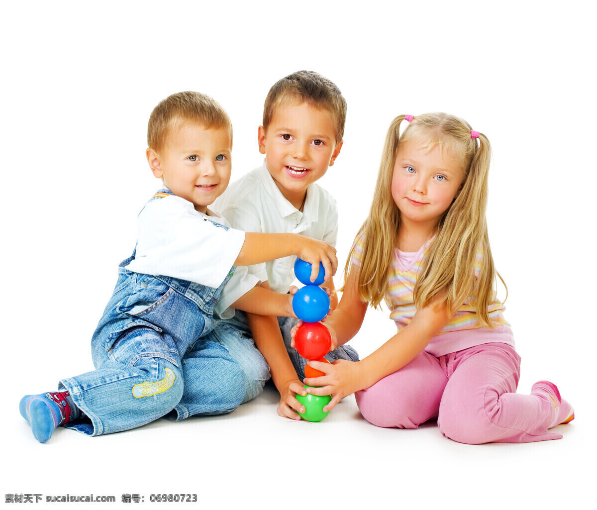 玩 玩具 三个 小朋友 家庭人物 外国儿童 孩子 儿童 小男孩 小女孩 玩耍 坐着 开心 微笑 温馨家庭 幸福 生活人物 人物图片