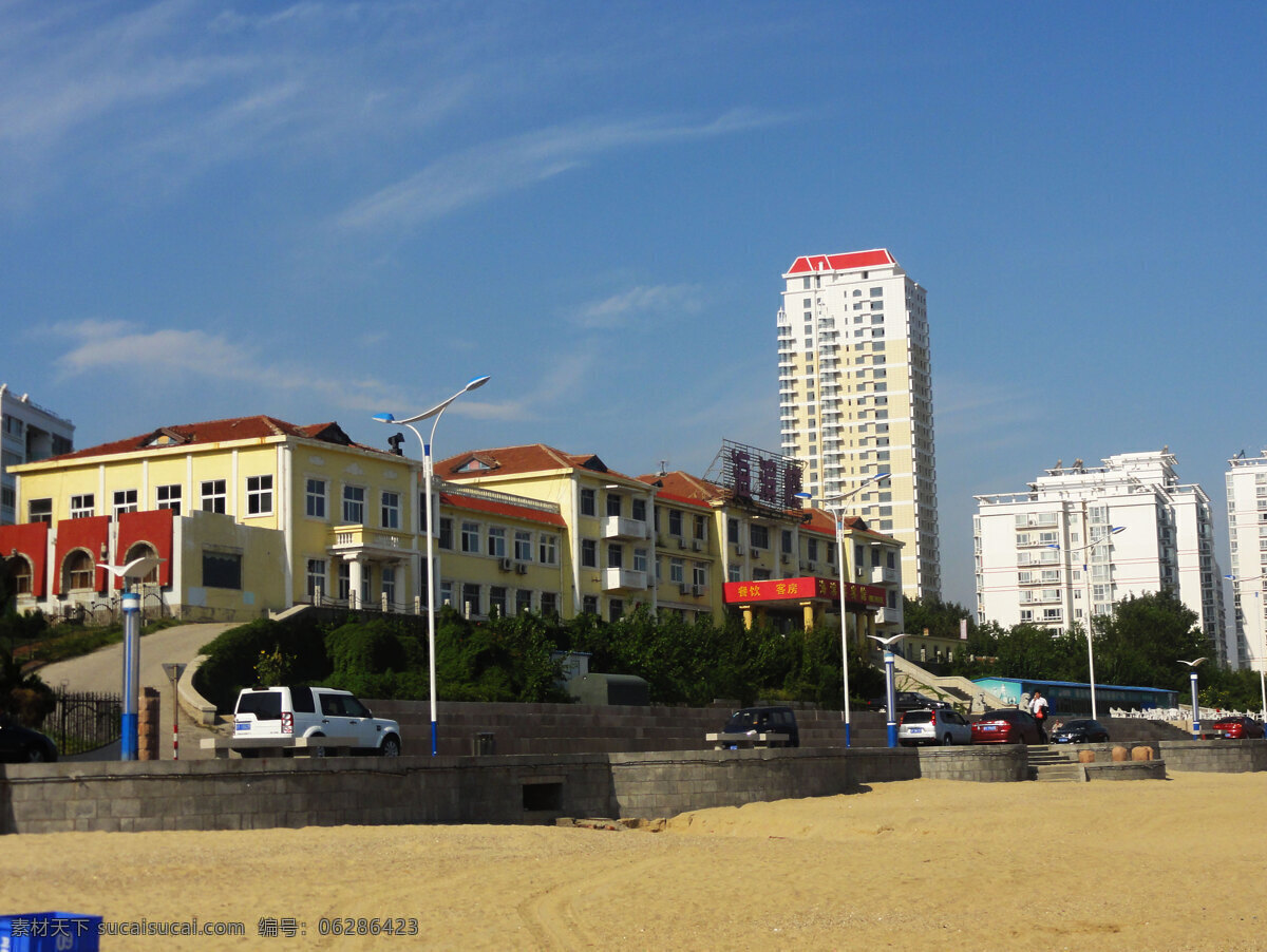 国内旅游 海滩 蓝天白云 旅游摄影 马路 汽车 树木 烟台 海岸 风光图片 烟台海岸风光 海边楼群 防波堤 psd源文件