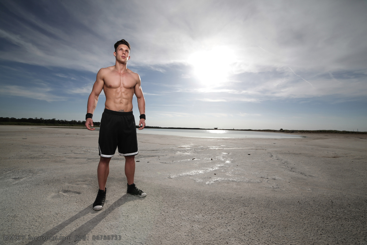 站 沙滩 上 肌肉 男 阳光 男人 外国男人 键身 运动 生活人物 人物图片