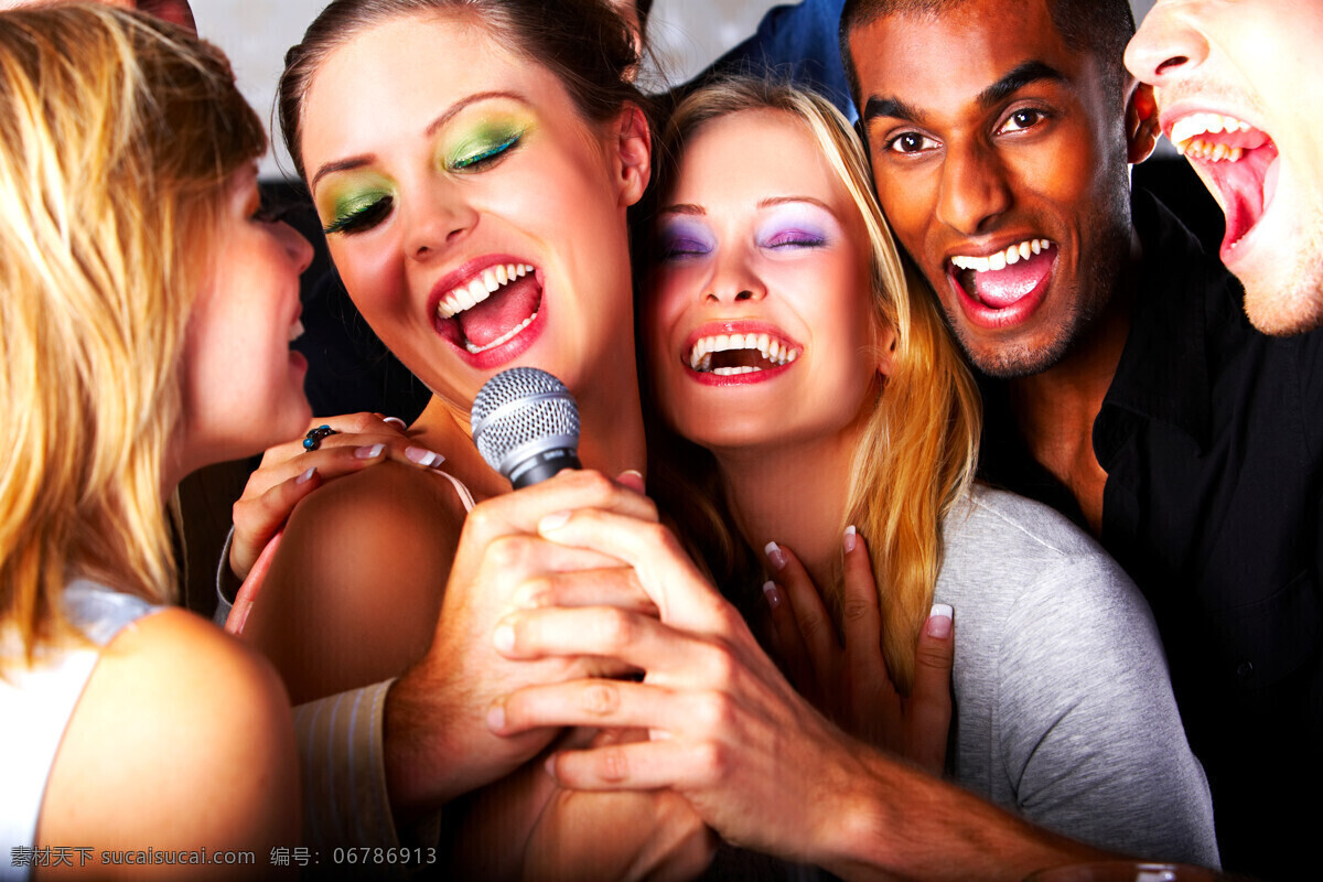 卡拉 ok 男女 卡拉ok 外国男性 女性 男人 女人 青年男女 high 唱歌 派对 狂欢 高兴 笑容 麦克风 话筒 摄影图 高清图片 生活人物 人物图片