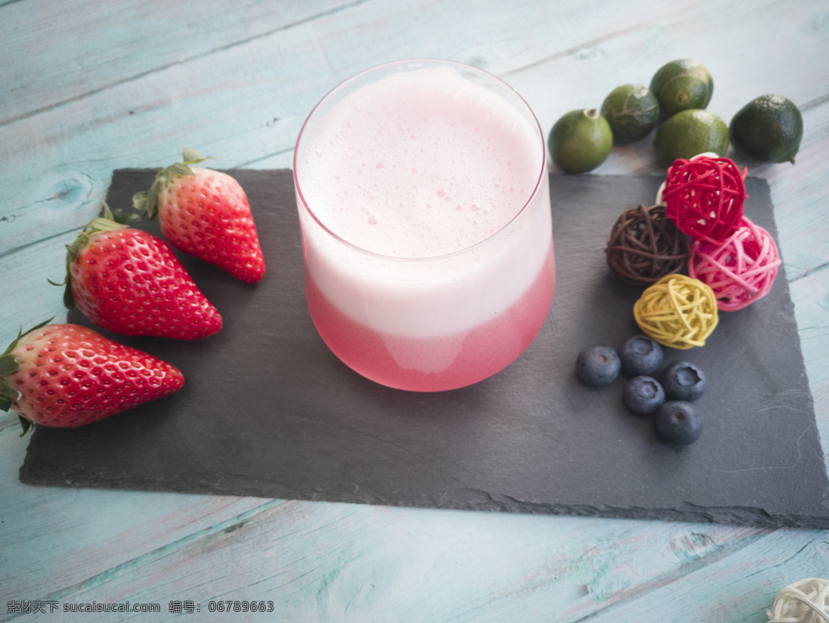 草莓 奶 盖 红色 餐饮 饮品 照片 饮料 冷饮 凉爽 夏天 饮料酒水 茶 餐饮美食
