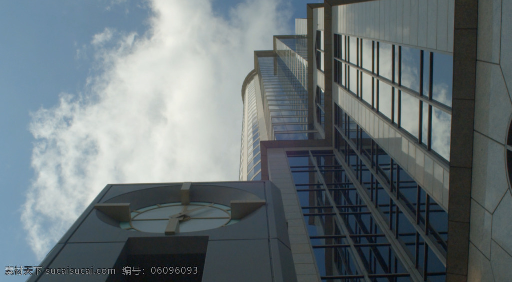 大楼 外墙 上 大钟 快速 流动 云 高清 实拍 城市商务大厦 实拍视频 人物流动 视频素材 高清视频 视频模板