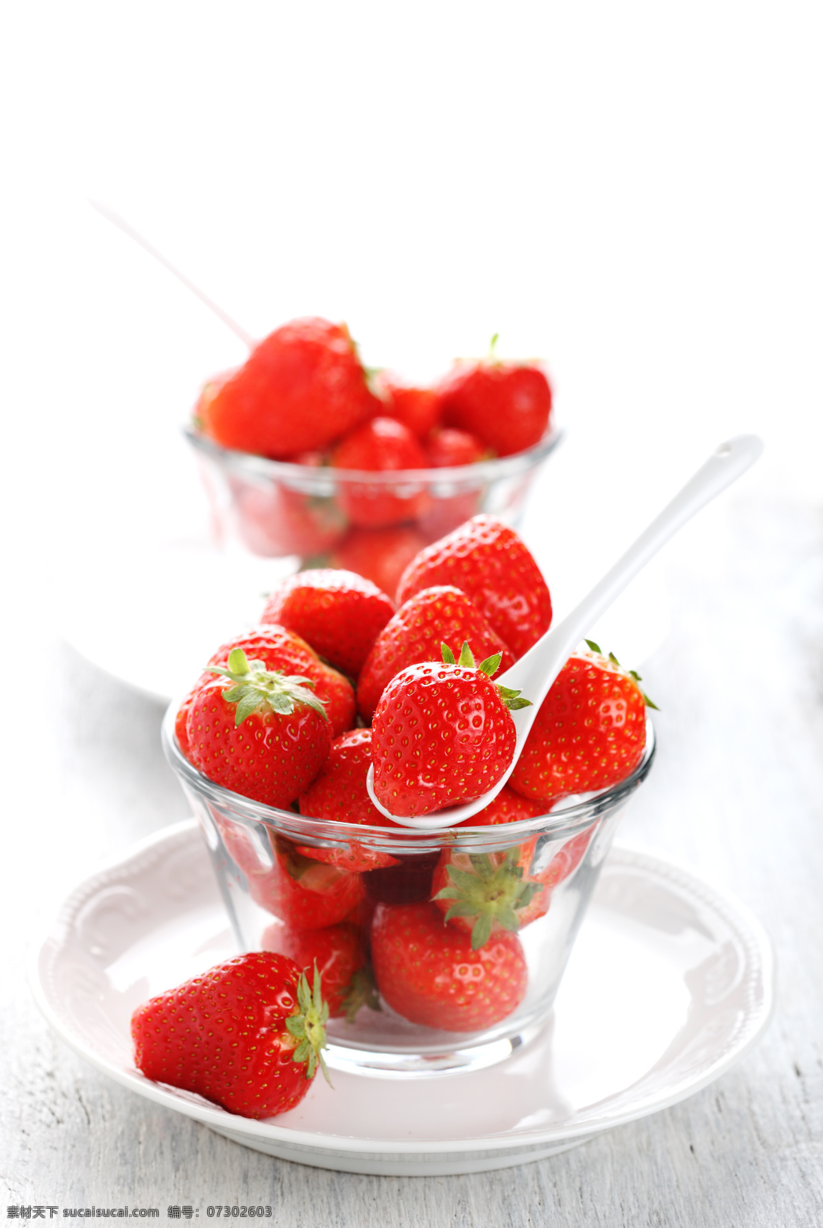 新鲜 草莓 果实 新鲜草莓 新鲜水果 水果摄影 勺子 盘子 蔬菜图片 餐饮美食