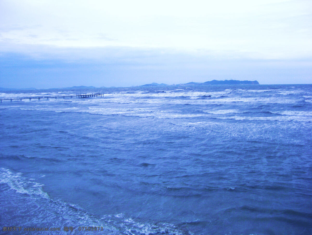 白云 碧水 高山 建筑 蓝天 树木 水波 威海景色秀美 威海 水纹 郡山 海中通道 自然风景 自然景观 风景 生活 旅游餐饮