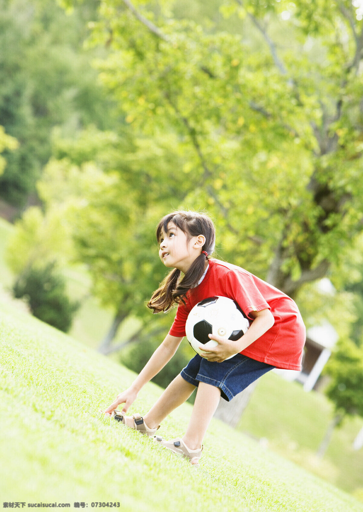 玩 足球 可爱 小女孩 儿童 可爱小女孩 玩足球 野炊 春游 郊游 摄影图 高清图片 生活人物 人物图片