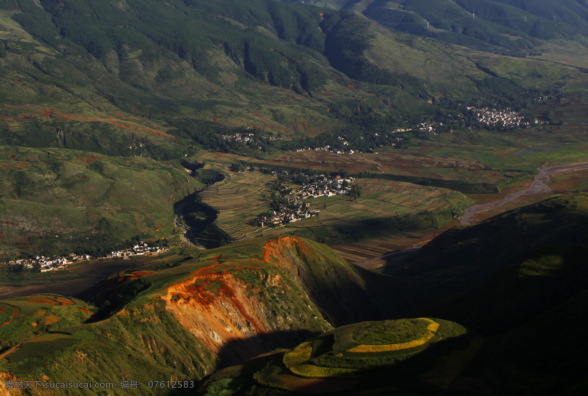 云南 东川 鸟瞰 红土地 大气 壮观 高山上 红土地的村庄 一片又一片 美丽如画 犹 如一 揽 众 山 小 的感觉 风景 生活 旅游餐饮