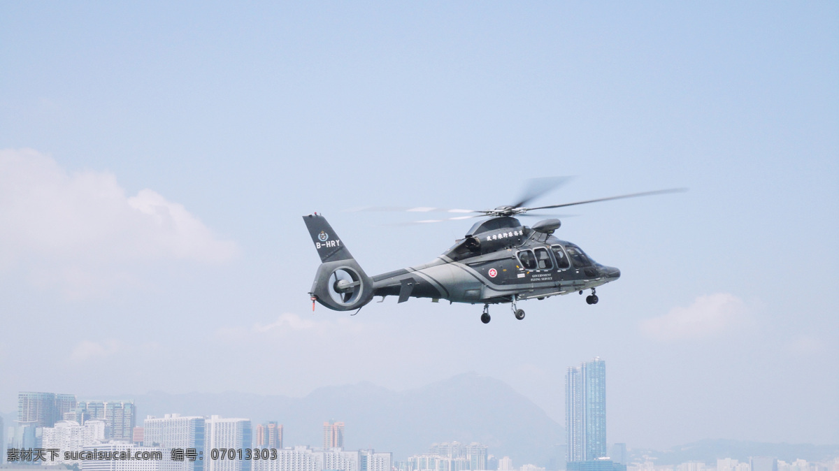 直升飞机 白云 大厦 风景 交通工具 天空 现代科技 矢量图