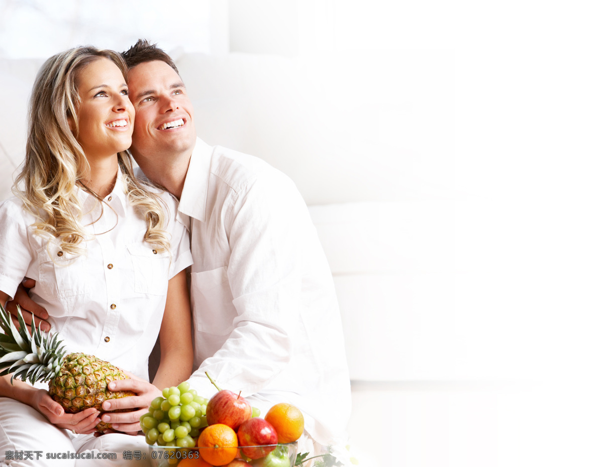 水果 向上 看 夫妇 苹果 葡萄 菠萝 瘦身 减肥 食物 食材 外国美食 餐饮美食 生活人物 人物图片