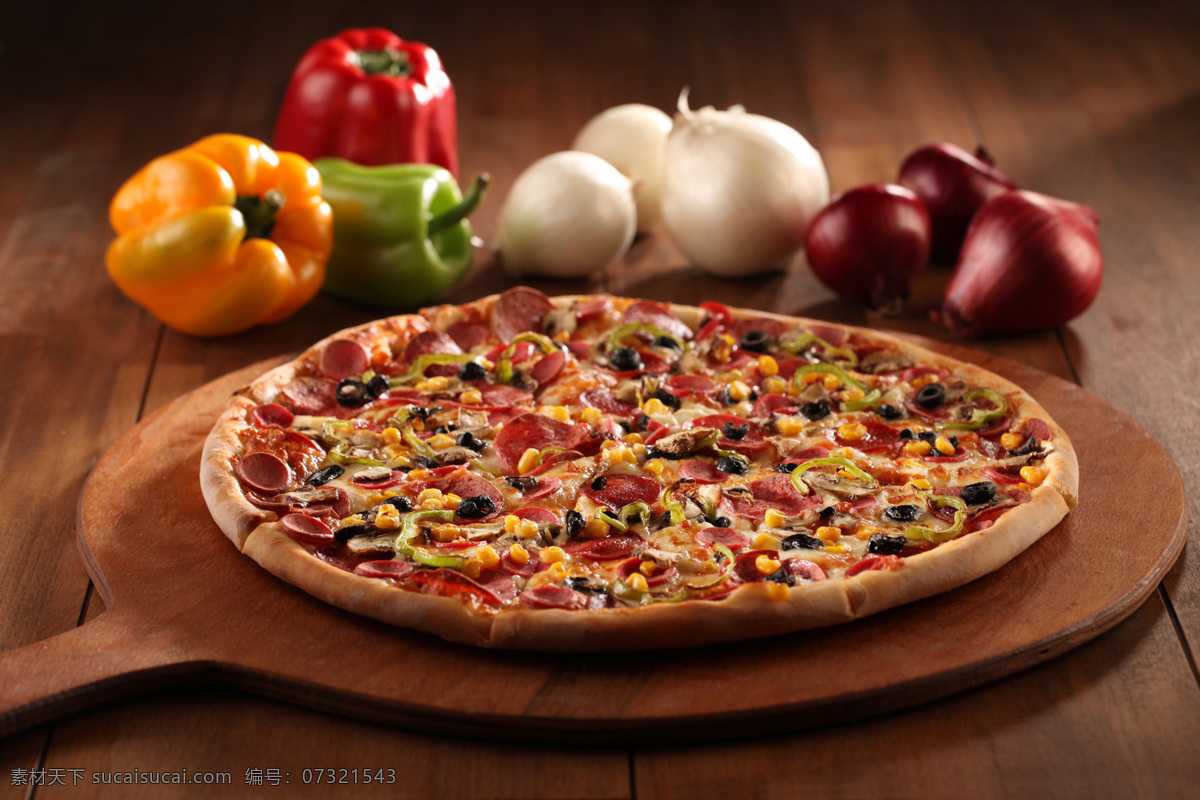 蔬菜 菜板 上 披萨 洋葱 辣椒 番茄 西红柿 意大利披萨 国外美食 美味 食物摄影 外国美食 餐饮美食