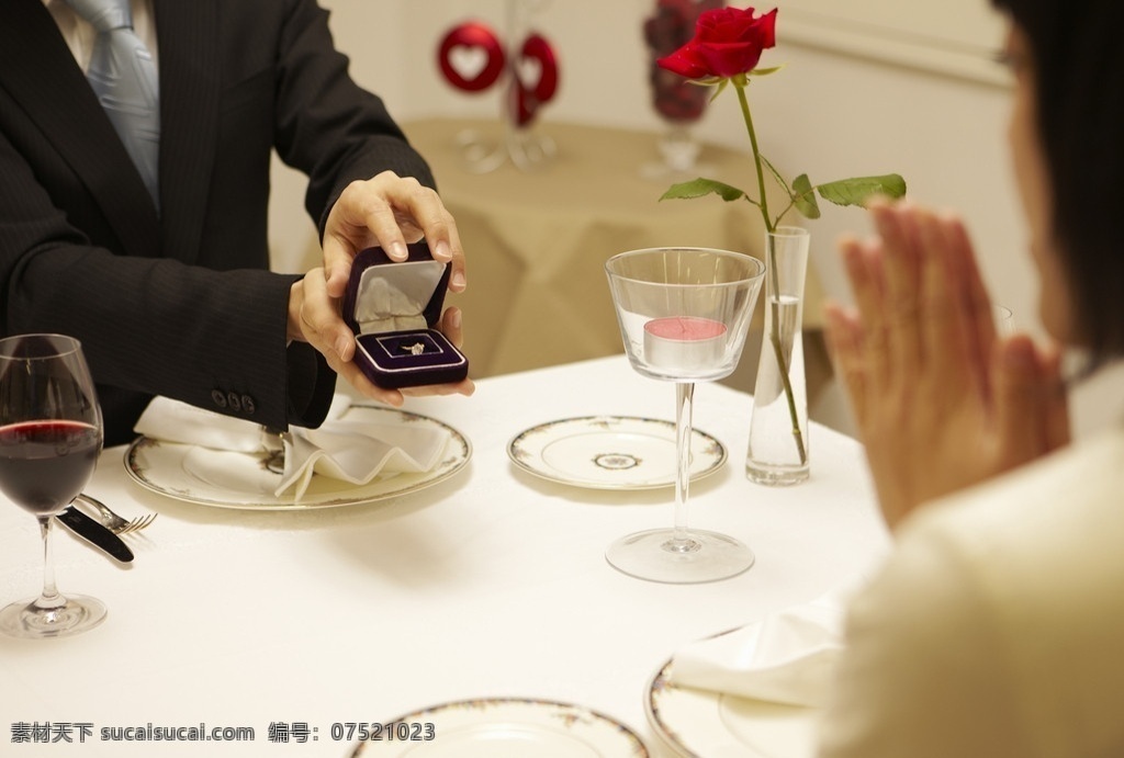 求婚 戒指 钻戒 爱人 惊喜 红酒 葡萄酒 爱 恋人 情侣 蜡烛 烛光 烛光晚餐 人物 高清 日常 生活 日常生活 人物图库