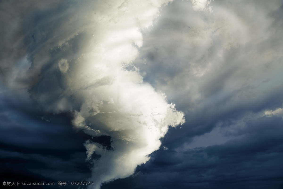 天空 中 龙卷风 云朵 乌云 自然灾害 山水风景 风景图片