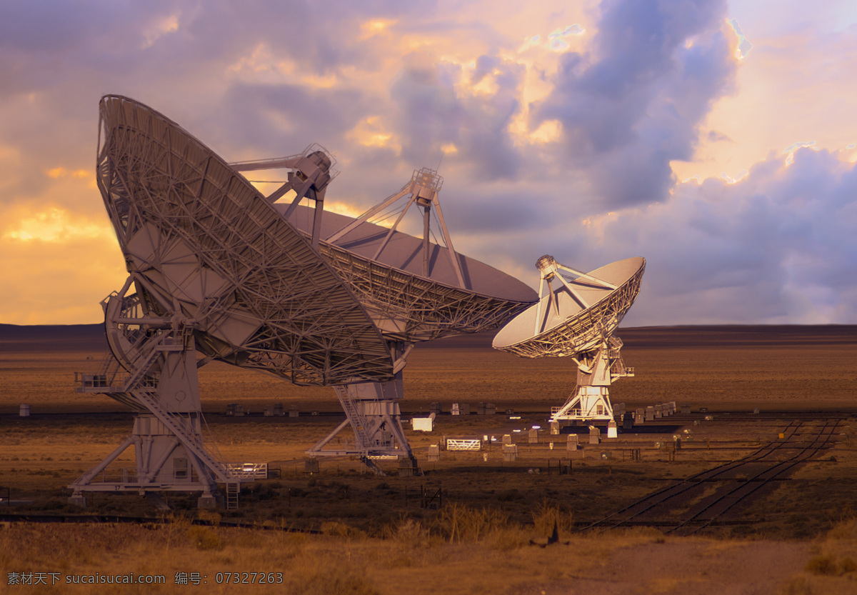 草原 上 卫星 接收器 蓝天 铁架 卫星接收 信号塔 高科技 信息 通讯网络 现代科技