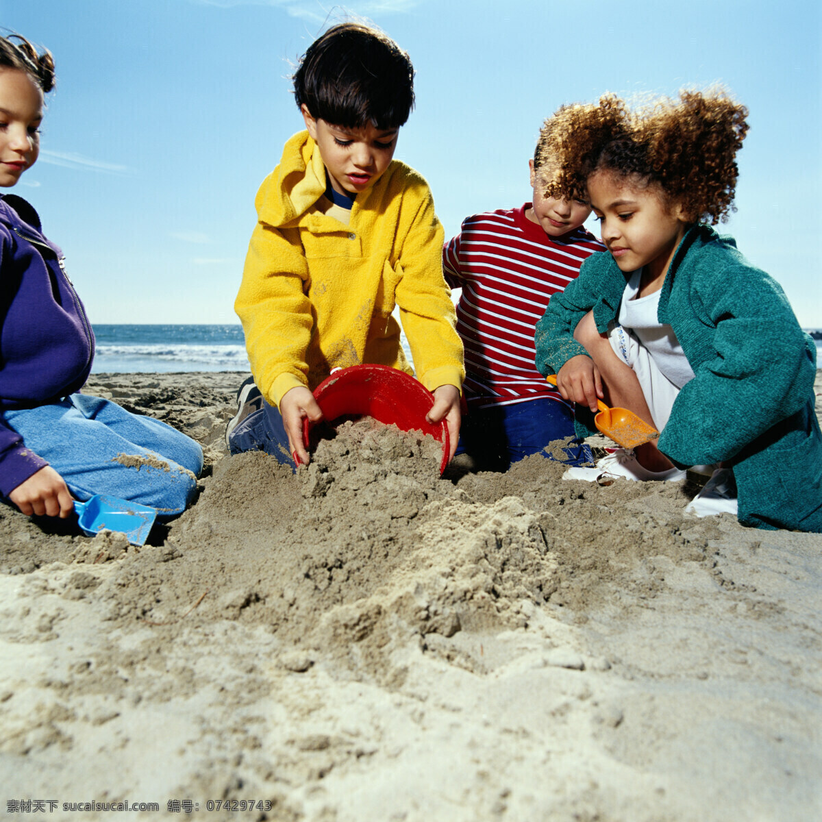 童年乐娶 小孩 沙滩 乐趣 3个小孩 玩沙子 自然景观 自然风景 摄影图库 300 人物图库 儿童幼儿