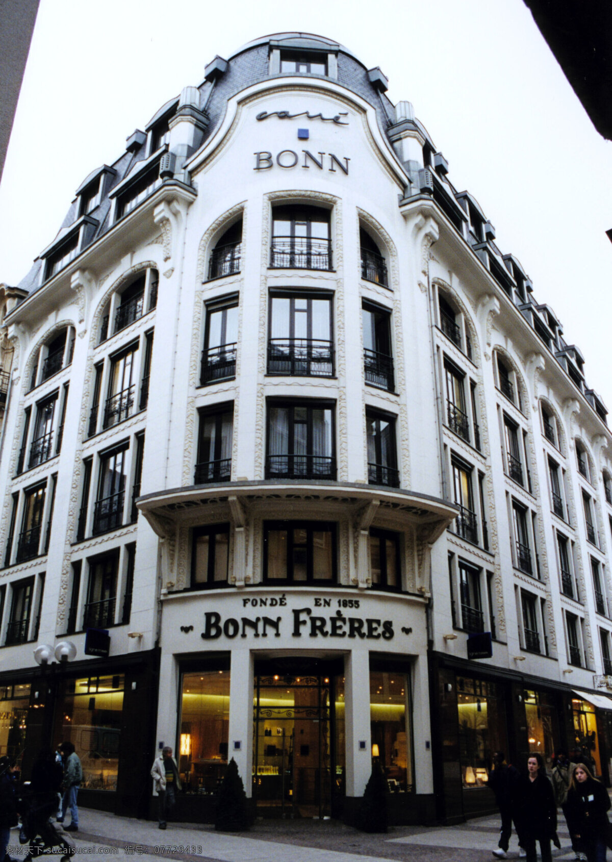 欧洲街道 商家 招牌 行人 灯 建筑 房子 国外旅游 旅游摄影