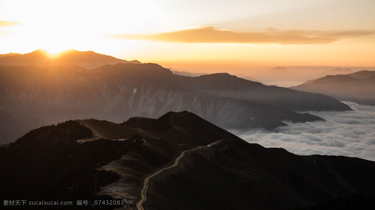 日出群山 日出 云海 群山 天路 扎瓦更答 自然景观 自然风景