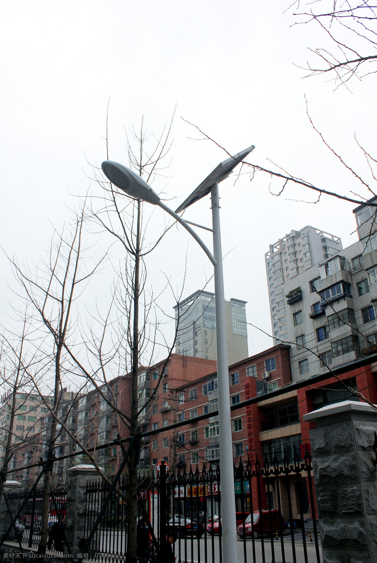 办公大楼 背景 大楼 建筑摄影 建筑园林 路灯 树木 太阳能 太阳能路灯 土地 矢量图 日常生活