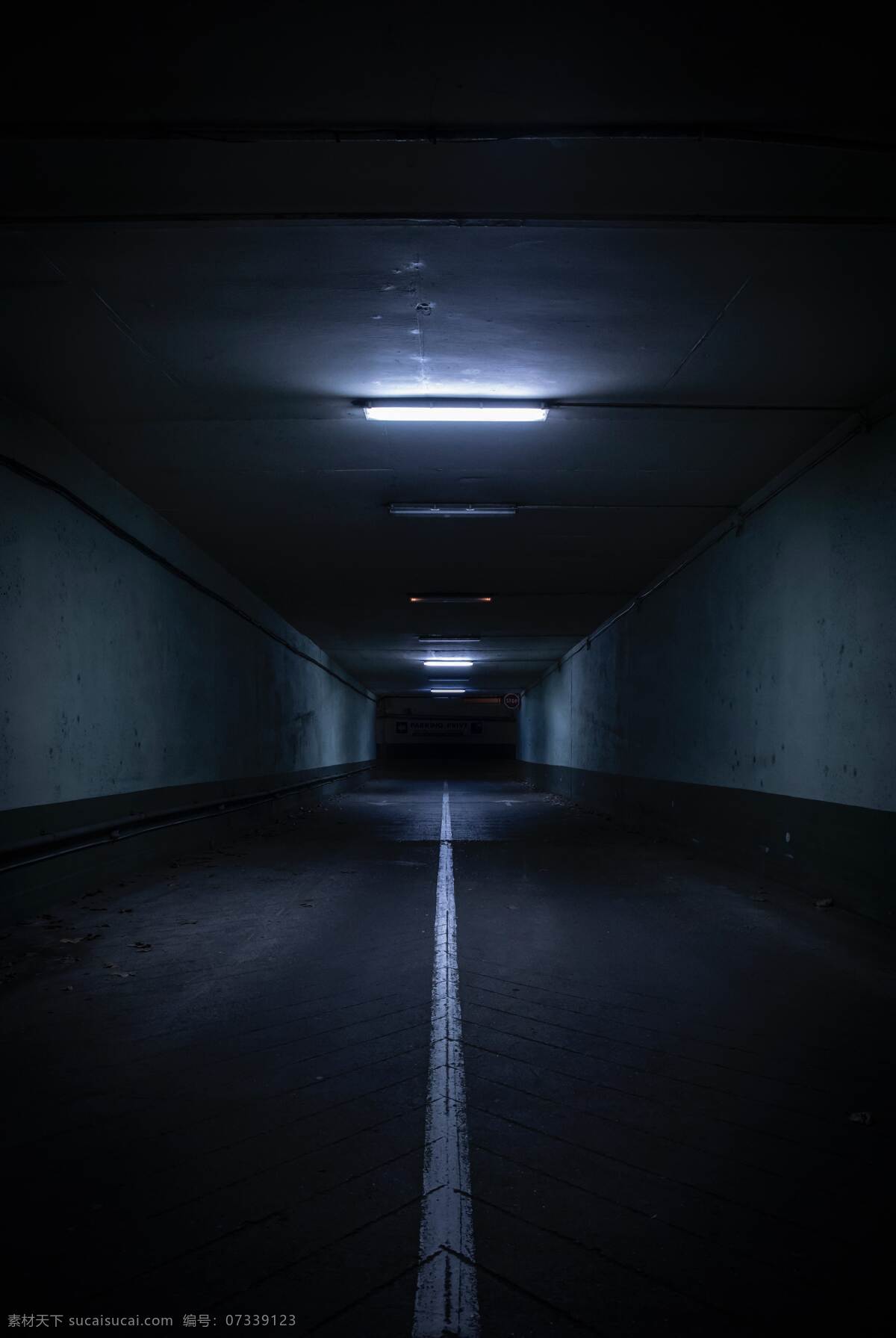 地下室 阴森 夜晚 道路 阴暗 背景 背景素材