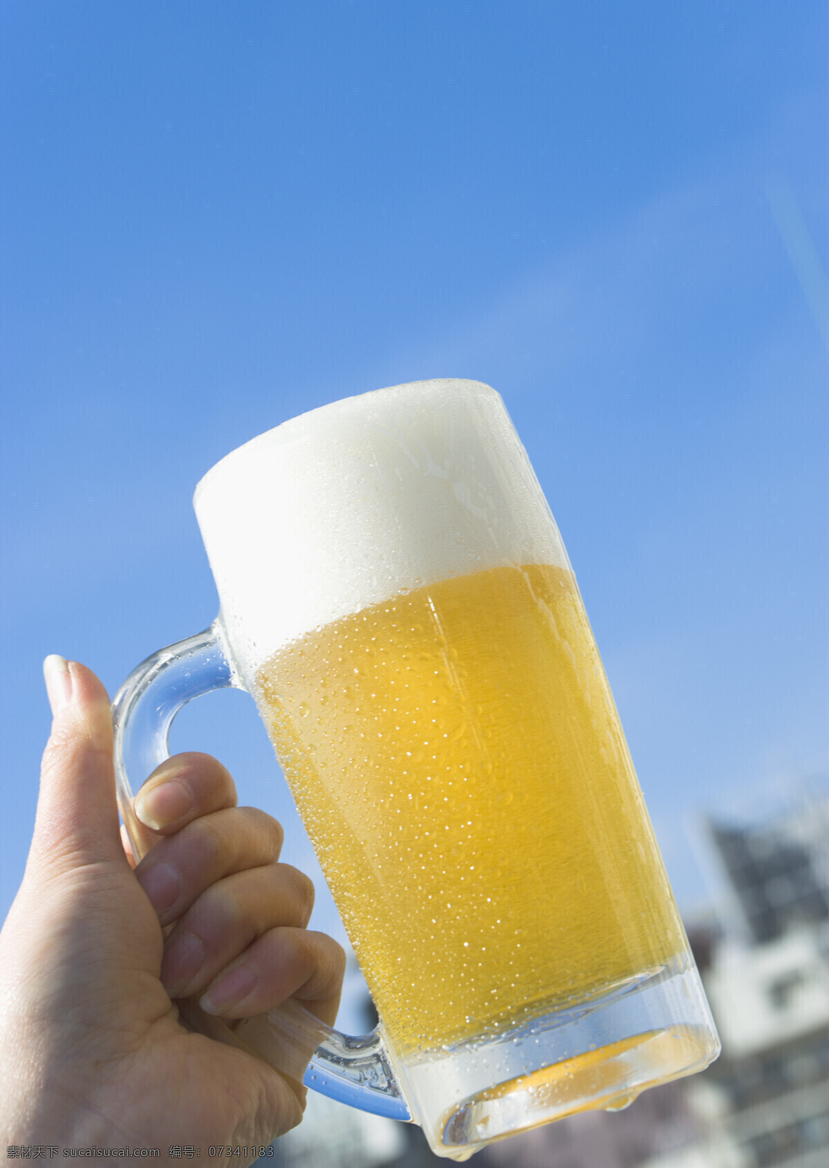 啤酒摄影高清 多彩夏天 啤酒 杯子 玻璃杯 手势 蓝天白云 夏日 夏季 摄影图 高清图片 酒水饮料 餐饮美食 蓝色