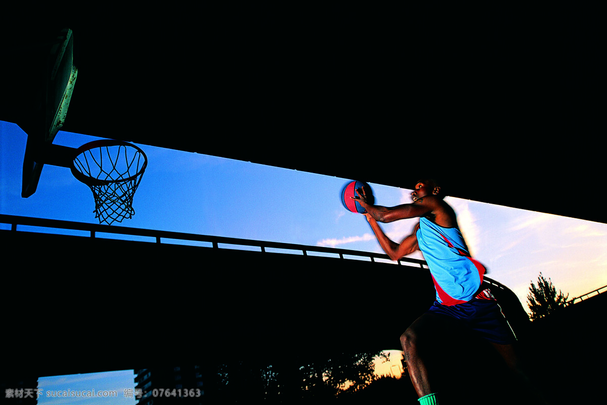 篮球 摄影素材 摄影图库 体育运动 文化艺术 训练 篮球训练 户外蓝球场 男性运动员 篮球框 体育之训练 psd源文件