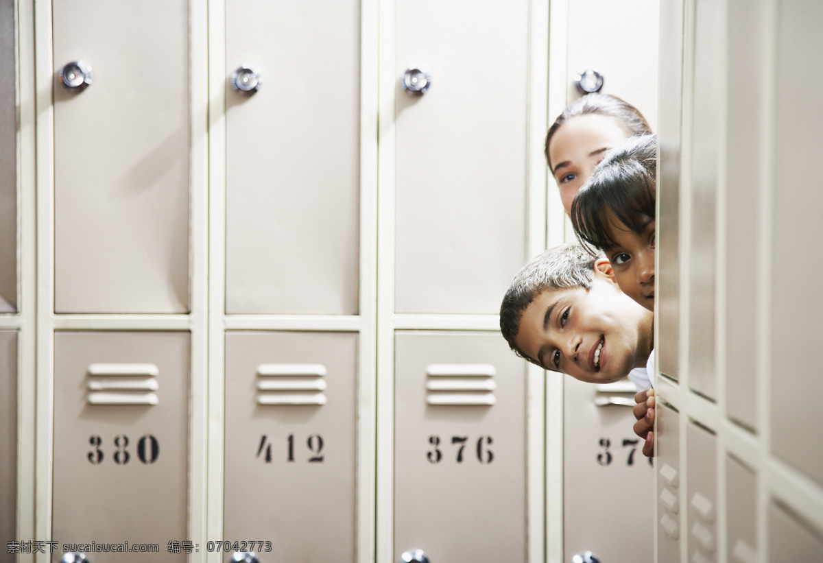 躲 储物柜 后面 学生 躲在 外国学生 学习 学校 儿童图片 人物图片