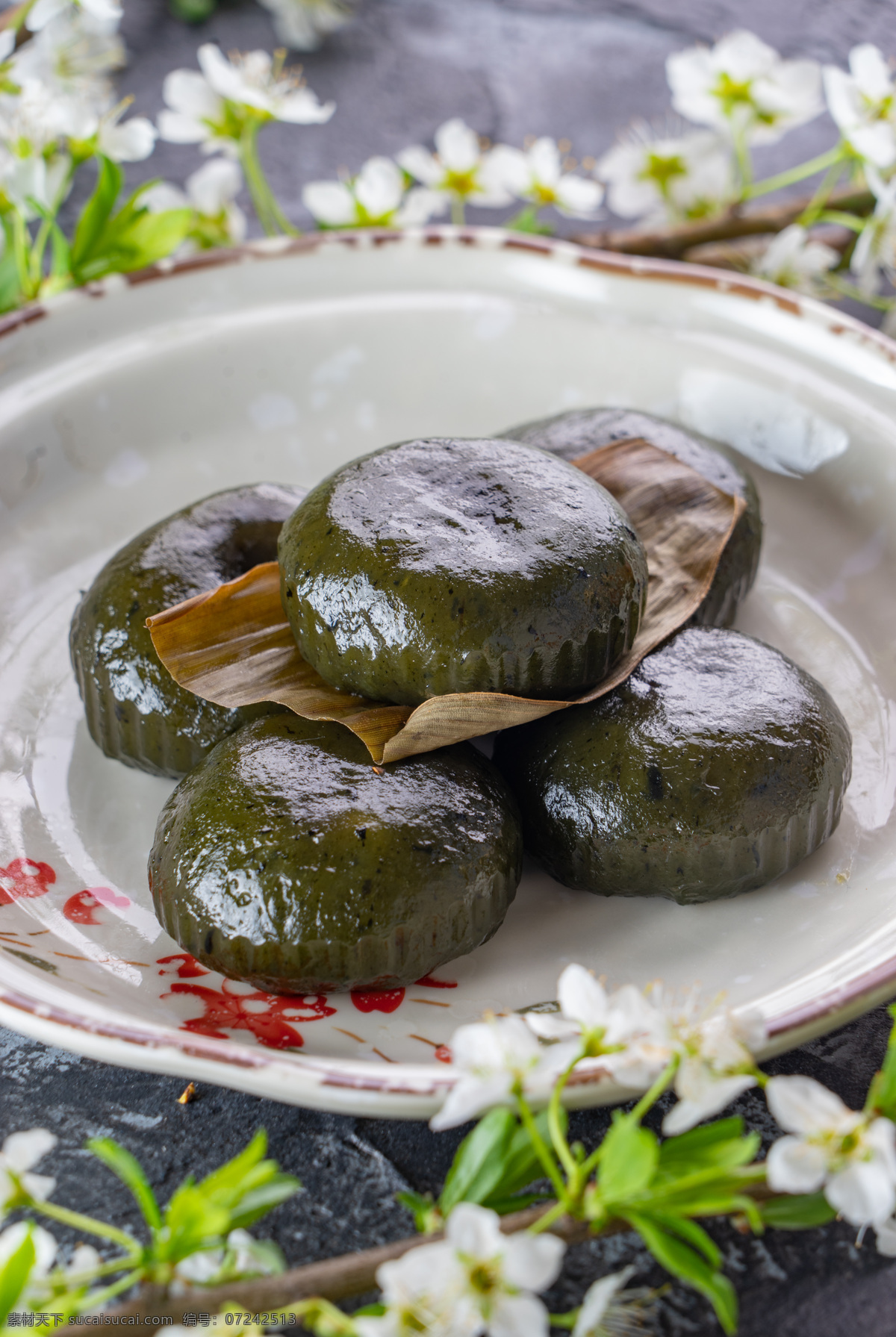 青团 传统食品 健康美食 春天 清明节 甜食 黑豆沙 绿色食品 美味 踏青 祭品 茶点 餐饮美食 传统美食